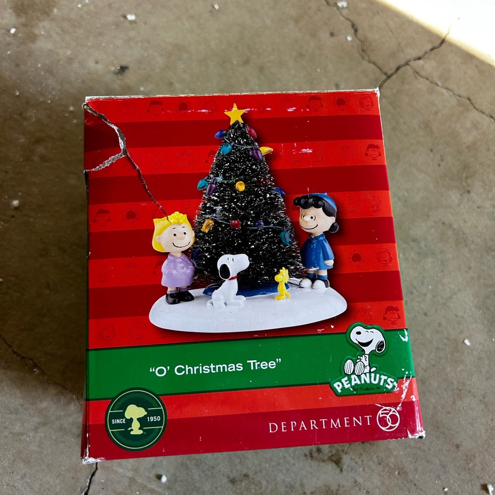 2011 Department 56 Peanuts "O' Christmas Tree" Figurine Charlie Brown With Box